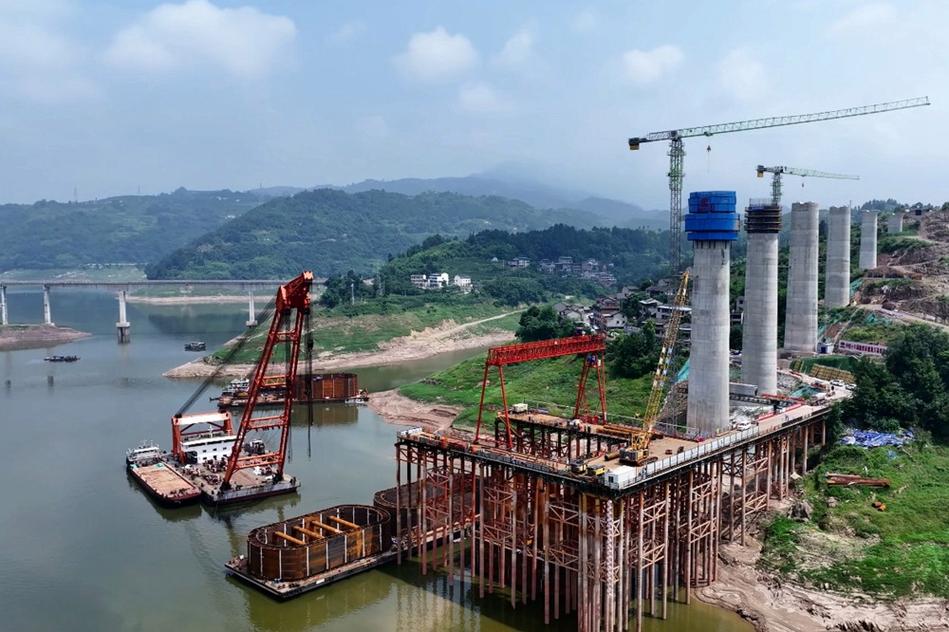 渝万高铁建设再传捷报 㽏井河双线特大桥桩基施工全面完成，桥梁工程取得阶段性胜利